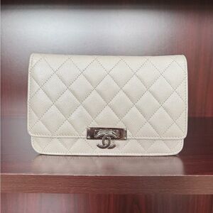 Chanel Pearly White Shimmer Wallet On Chain Class